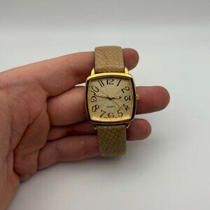 Vintage gold face women’s watch with textured gold adjustable band!